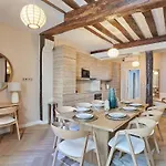 Apartment Center Of Paris By Studio Prestige