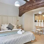 Apartment Center Of Paris By Studio Prestige